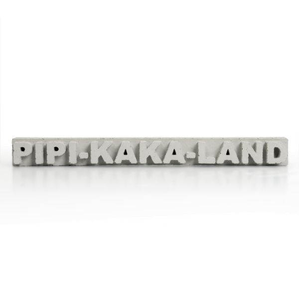 Dekorativer Aufsteller „PIPI-KAKA-LAND“ handgegossen aus Beton